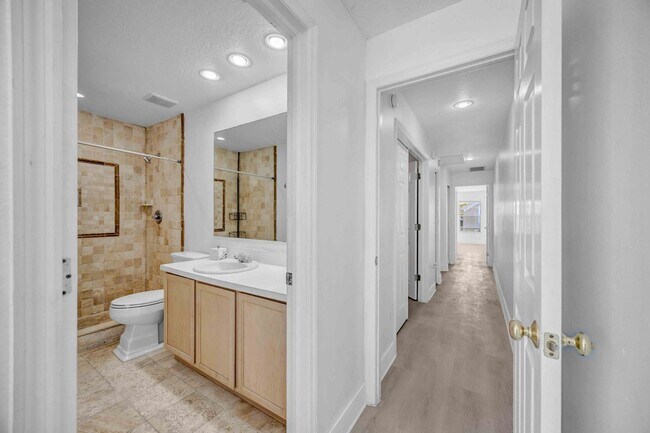 Building Photo - 2 Bedroom and 2.5 Bathroom Townhouse