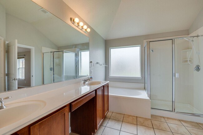 Building Photo - Great location. 4 bedrooms plus an office!