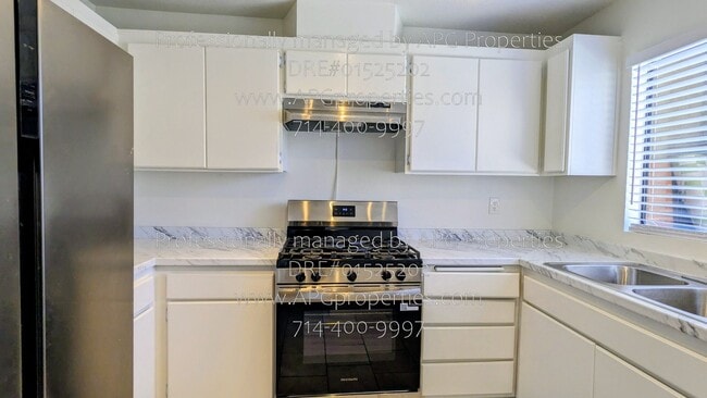 Building Photo - 5477 Twin Lakes Dr