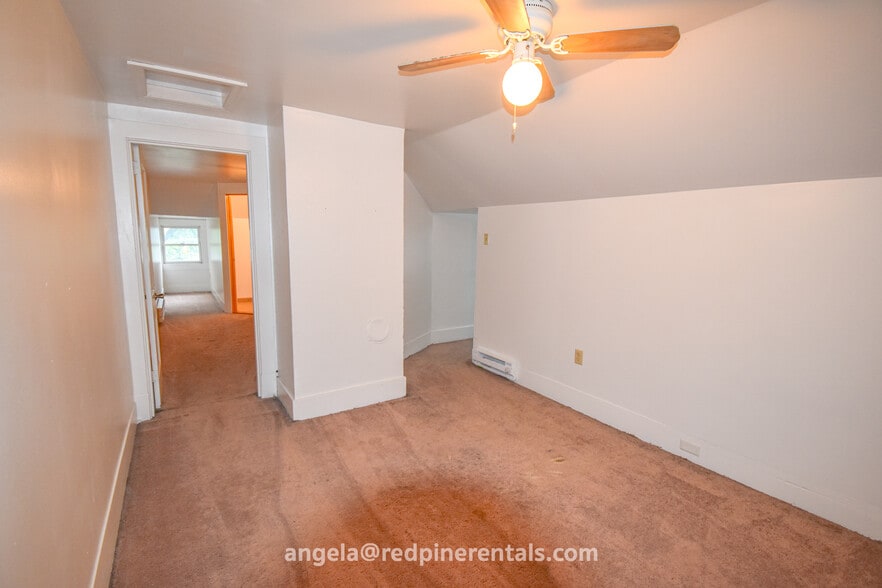 bonus room - 1832 Crafton Blvd