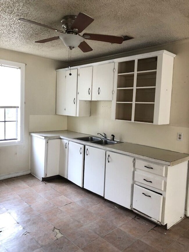 Building Photo - 2545 Trichel St