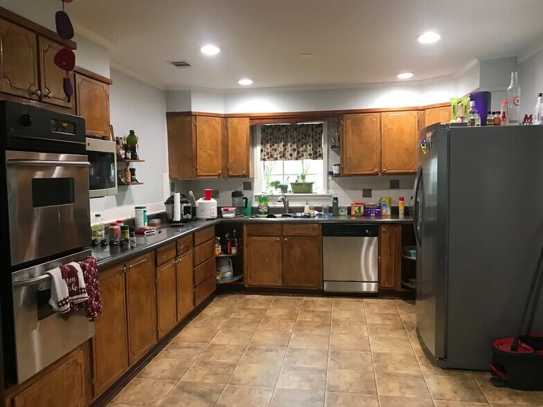 Kitchen - 311 Linden Cir