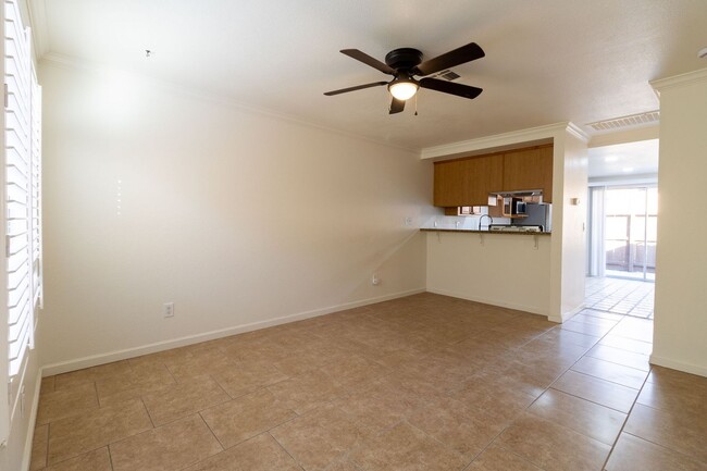 Building Photo - Spacious 2 Bed/1 1/2 Bath!