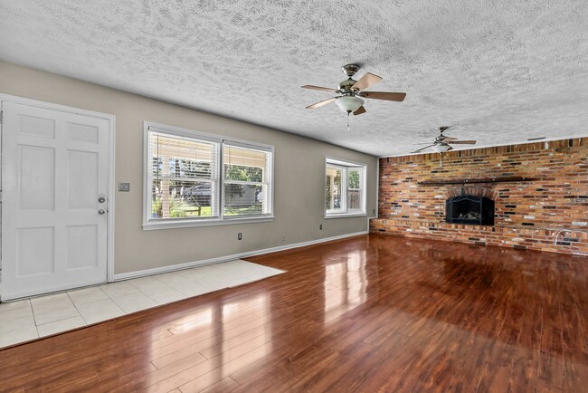 Building Photo - Great Location and Access to Interstate!