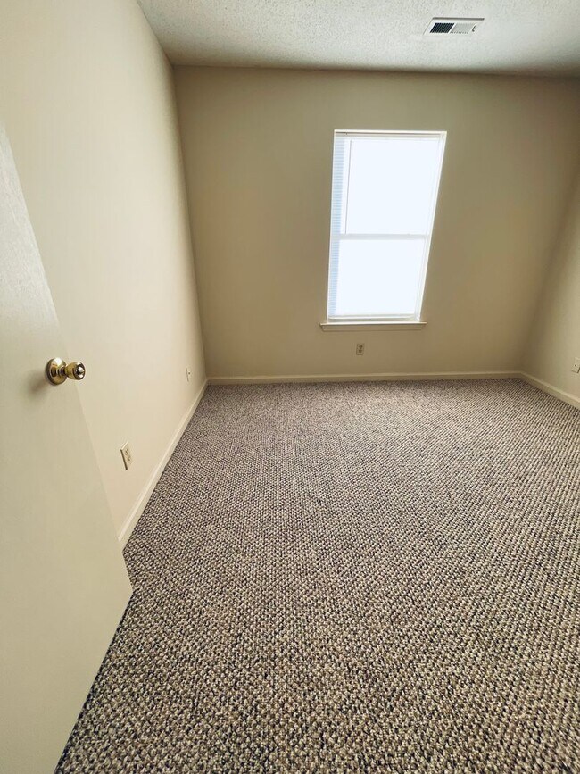 Building Photo - 105 Oriole Dr