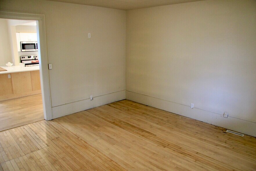 Living Room - 405 E Washington Ave