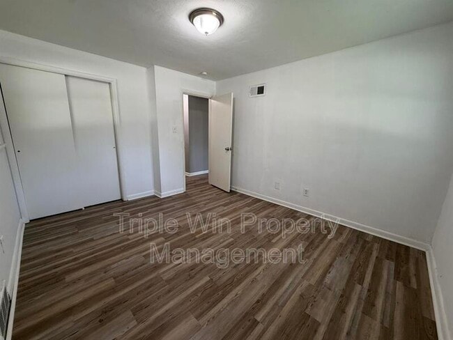 Building Photo - 6801 Knoll Ave