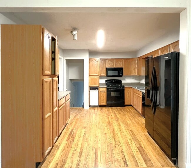 Building Photo - SEE IT NOW:Bright 3-Bed Home with Spacious Layout & Natural Light!