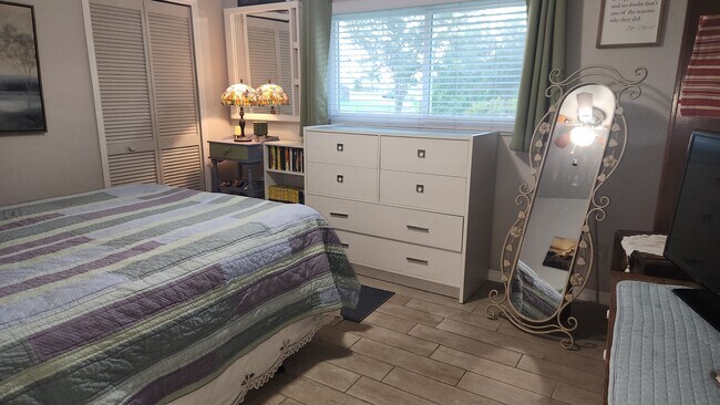 Guest Room 2 - 704 SW 11th Pl