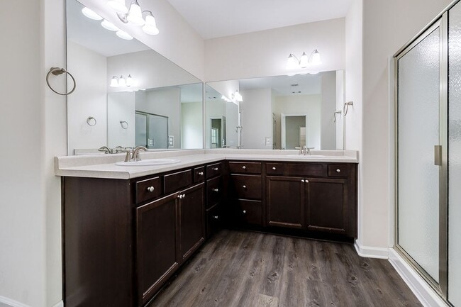 Building Photo - Spacious Custom 8 Bed 4.5 Bath Home on Lar...