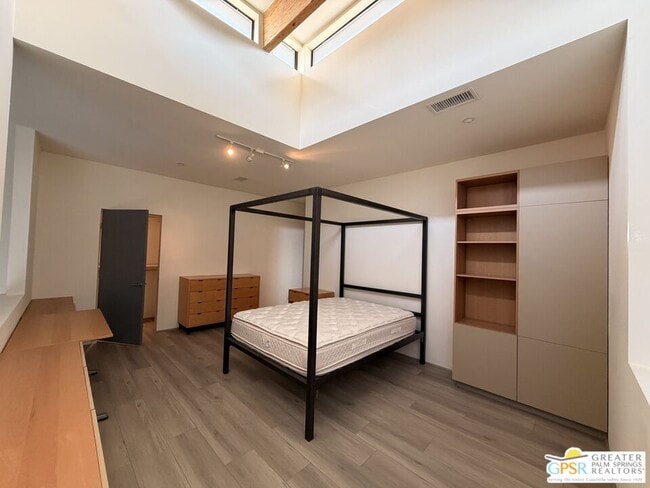 Building Photo - 1536 E Baristo Rd