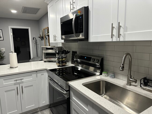 Building Photo - 122 E 22nd Ct