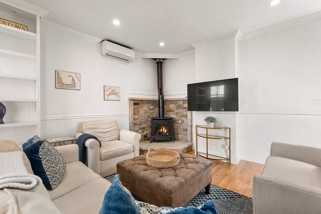 Building Photo - 9R Salem St Ave