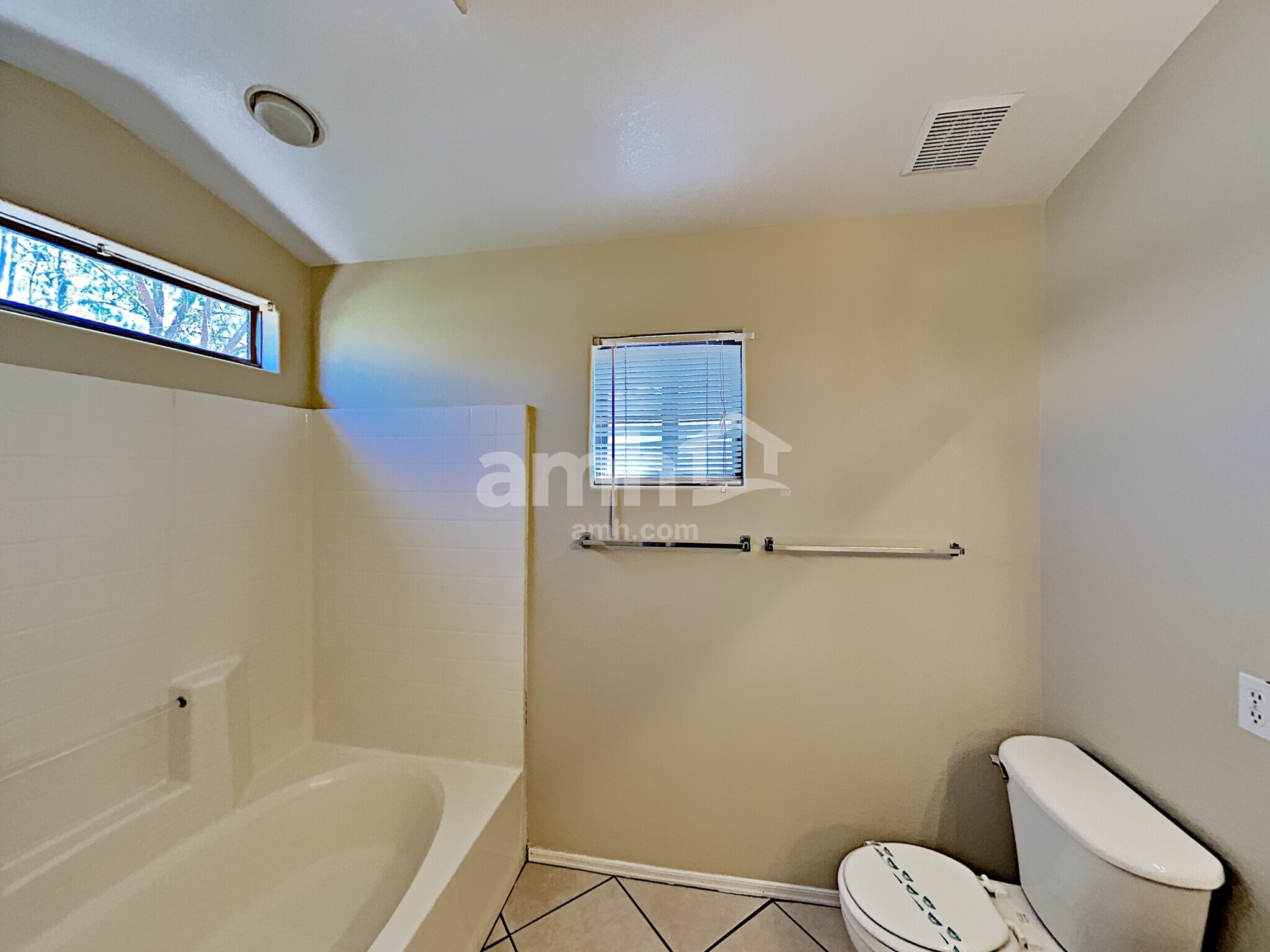 Building Photo - 8418 W Pinchot Ave