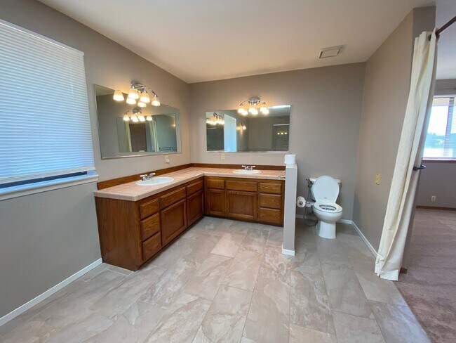 Building Photo - Great Location in Folsom-4 Bedroom Home!!