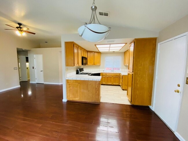 Building Photo - Fresh & Clean!!