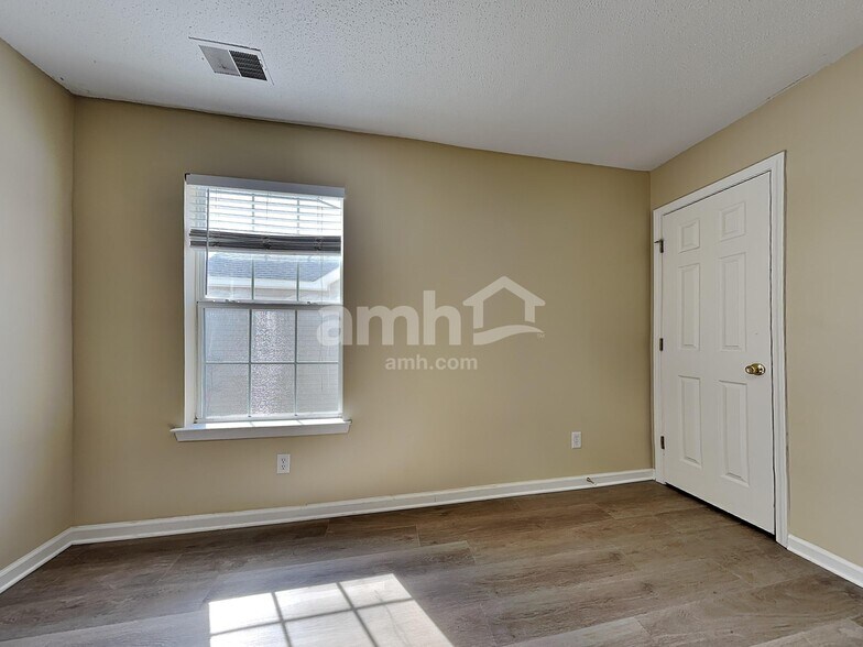 Building Photo - 210 Flat Rock Ter