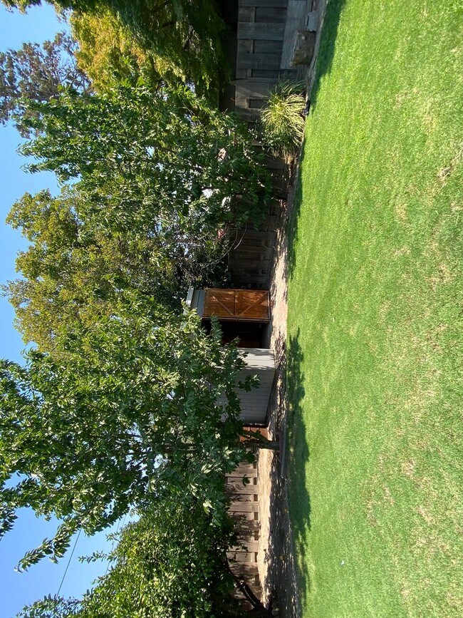 Building Photo - Spacious Visalia home in a well establishe...