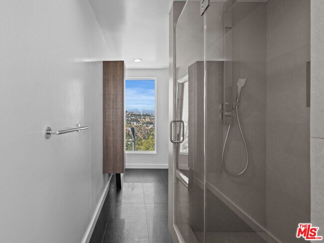 Building Photo - 8460 Cole Crest Dr