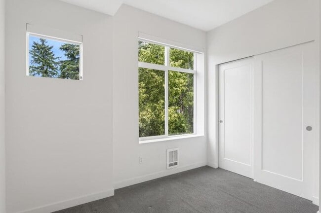Building Photo - 2 bedroom in Seattle WA 98125