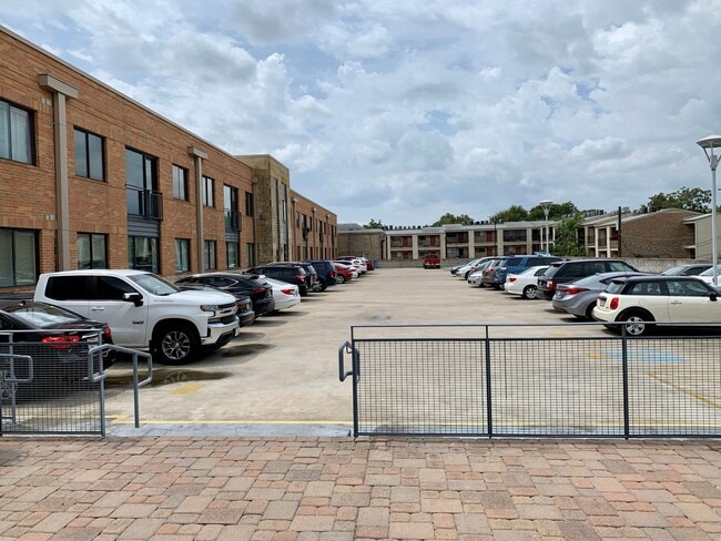 Building Photo - Modern 2 Bedroom, 2 Bathroom in West Campus
