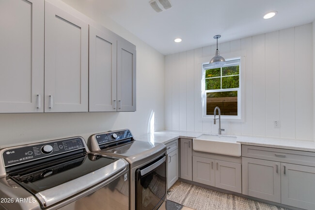 Building Photo - 3247 E Sells Dr