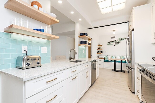 Building Photo - 16940 W Bay Dr