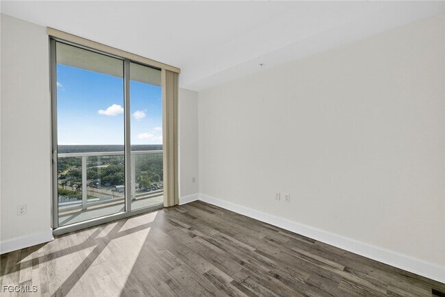 Building Photo - 3000 Oasis Grand Blvd