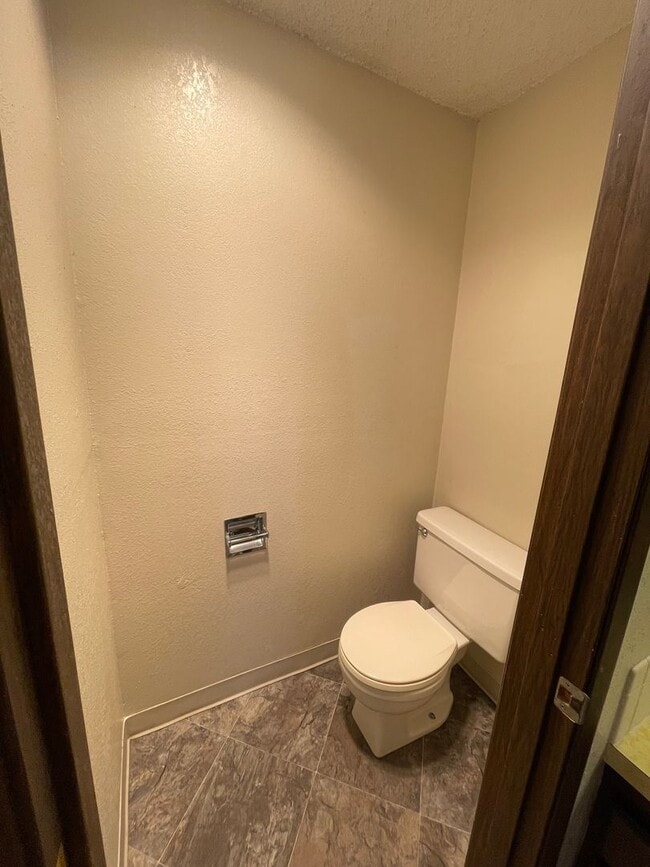 Building Photo - Hard to find 2 bdrm, 1.5 bath unit with wa...