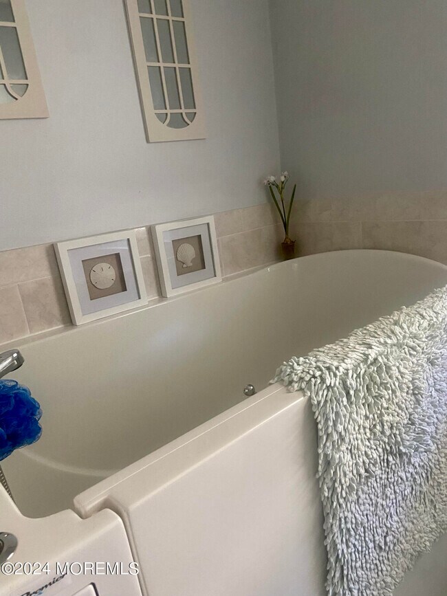 Building Photo - 7 Basset Dr