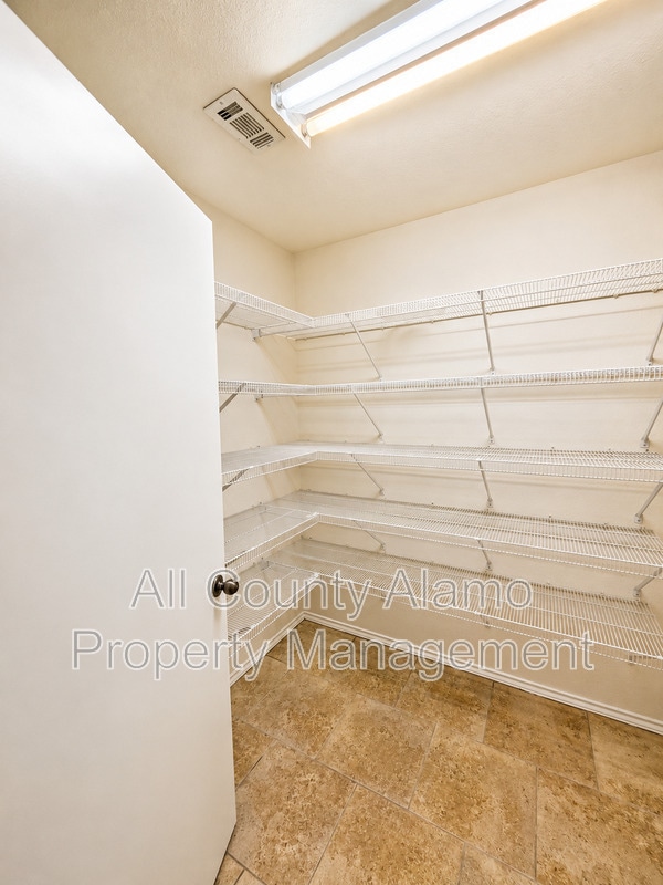 Building Photo - 9006 Pinseeker
