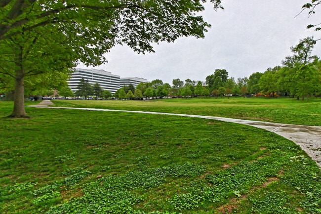 Building Photo - Blocks to Crystal City Metro and just minutes to Washington, D.C. via the 14th Street Bridge