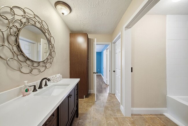 Building Photo - 3226 Springhill Dr