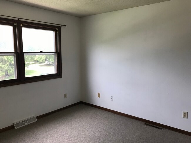 Building Photo - 2 Bedroom/1.5 Bathroom in Iowa City near Kinnick! Available Now!