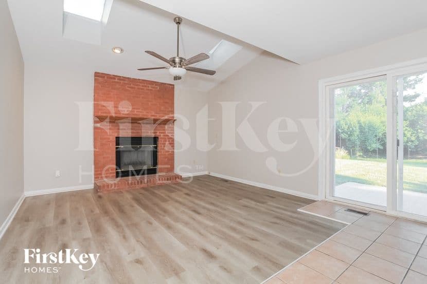 Building Photo - 8635 Coran Dr