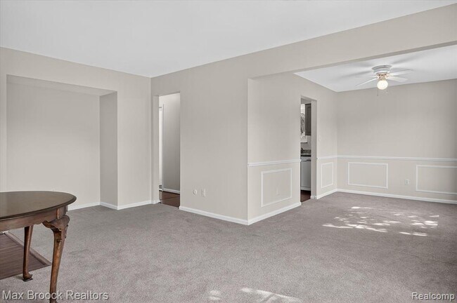Building Photo - 100 W Hickory Grove Rd