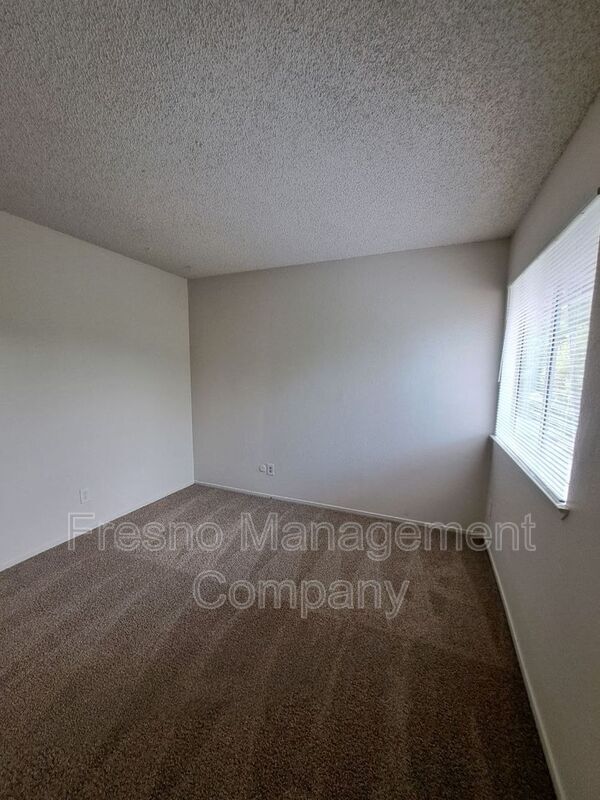 Building Photo - 4765 N Cedar Ave