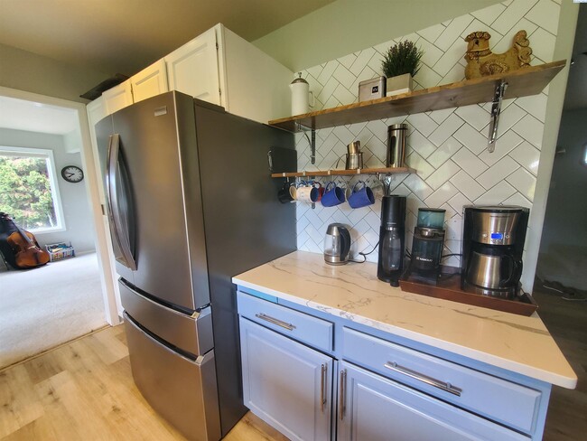 Building Photo - Pet friendly, avail July 1