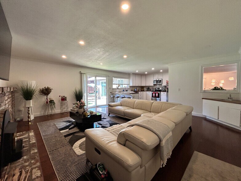 Building Photo - 5514 El Encanto Cir