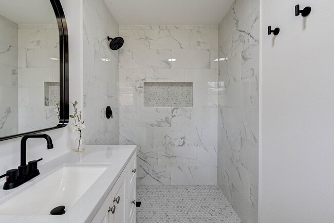 Building Photo - 1703 N Roberson St