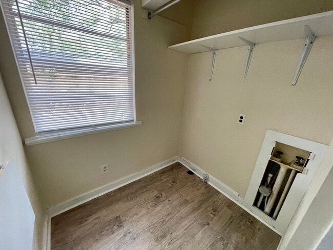 Building Photo - Convenient Location off Halls Mill