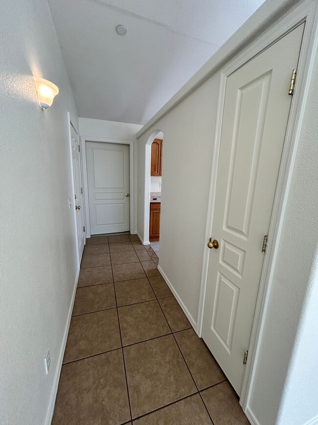 Building Photo - 3133 Applewood Dr