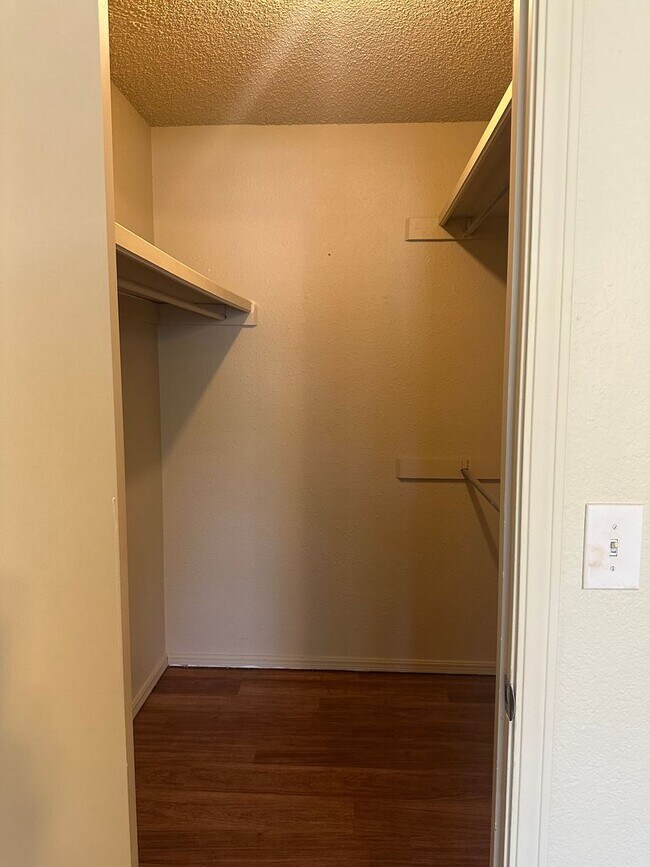 Building Photo - This duplex offers 3 spacious bedrooms, 2....