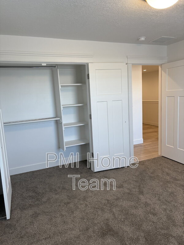 Building Photo - 614 W Cozy Ln
