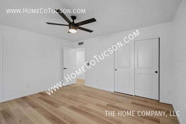 Building Photo - 7461 E Victoria Dr