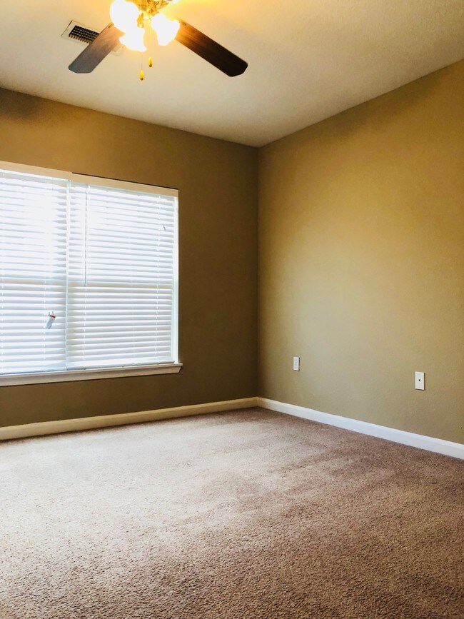 Building Photo - 1613 Latourette Dr