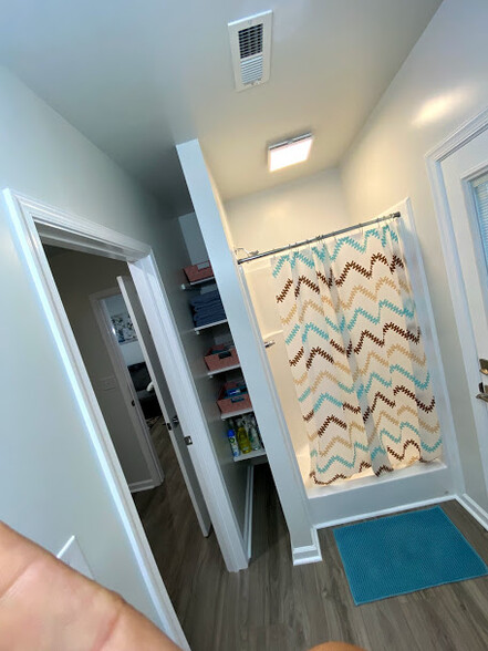 Large Shower & Storage - 412 E Nunnally St