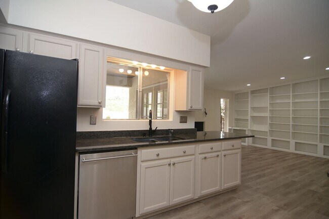 Building Photo - Well Maintained 3 Bedroom 2 Bath Home! Located in a Desirable North Tucson Location! Short Term R...