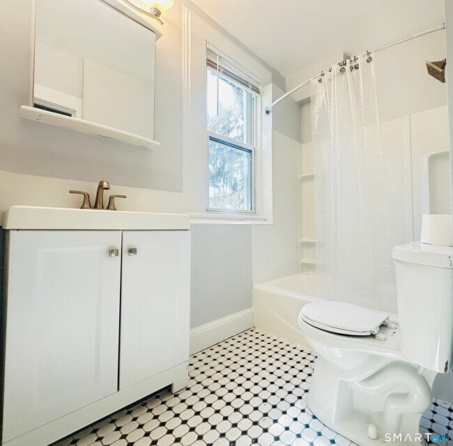 Building Photo - 133 Quaker Ln S