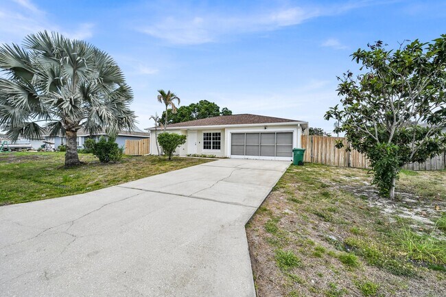 Building Photo - 726 SW Bond Rd